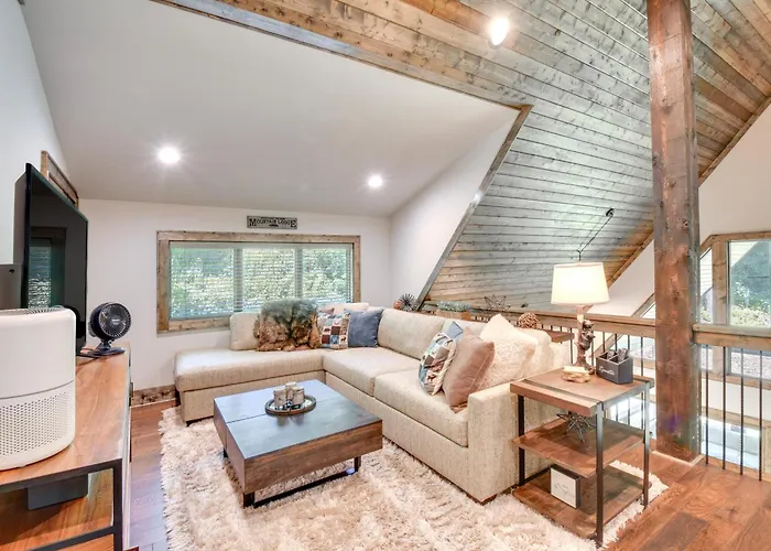 Screened Porch + Yard: Mountain Home By Hiking!