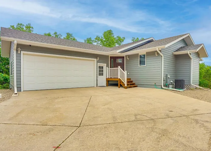 Family-Friendly 'Lakeview Cottage' W/ Deck & View
