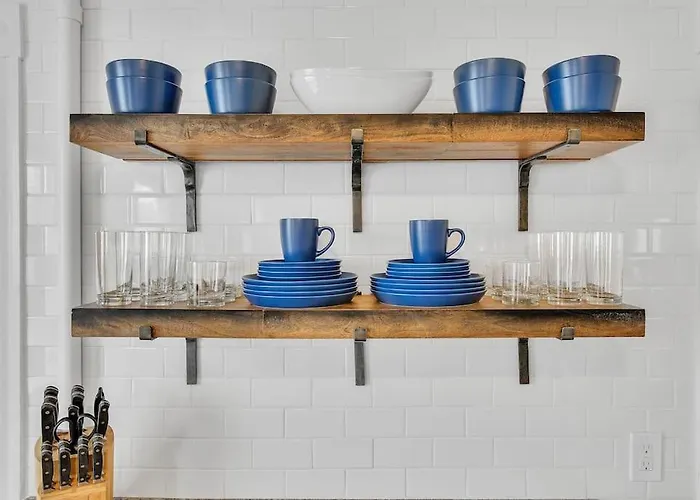West Hartford Center: Cozy New England Apartment