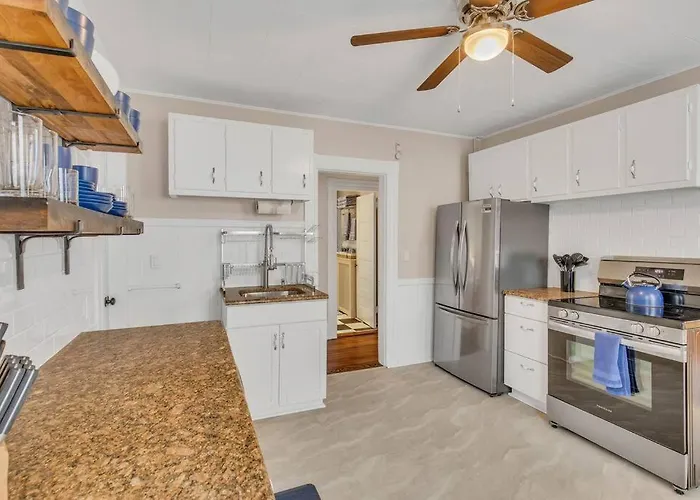 West Hartford Center: Cozy New England Apartment