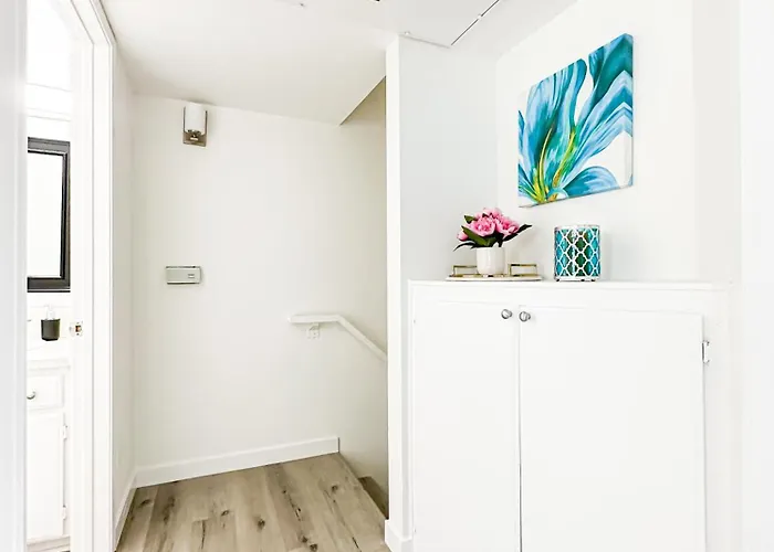 Charming 2-Br, 2-Story Retreat In Heart Of La - Br4