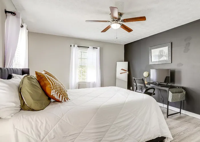 18 Mi To Dtwn Atlanta: Pet-Friendly Home W/ Yard!