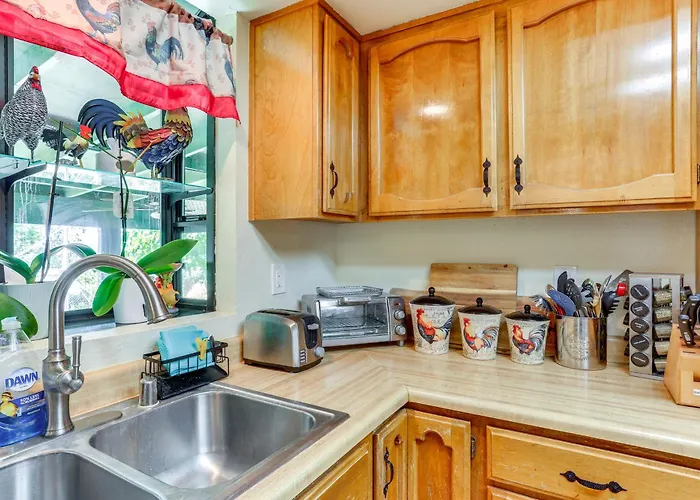 Hot Tub, Dog-Friendly Yard! 3-Acre Redding Retreat