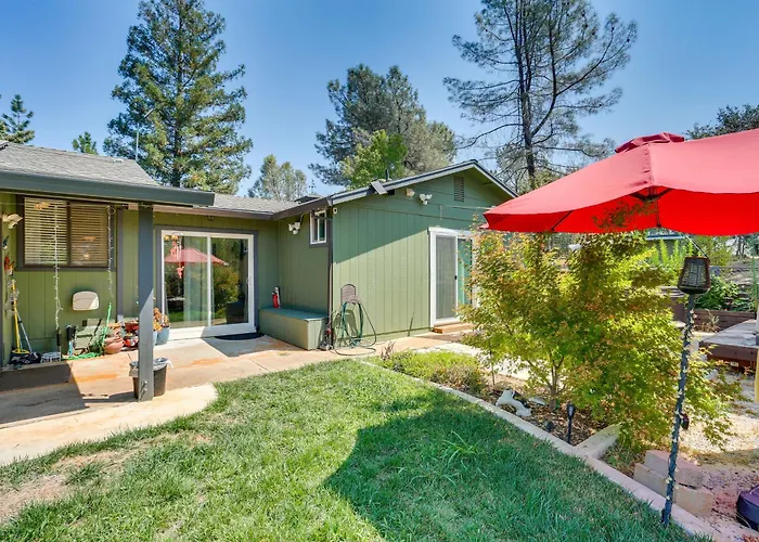 Hot Tub, Dog-Friendly Yard! 3-Acre Redding Retreat