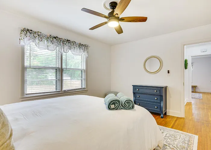 'Dogwood Cottage' W/ Fireplace: 1 Mi To University