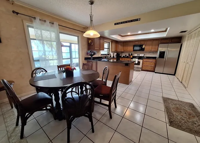 Gator Den Lakeview 3Br Retreat With Jacuzzi