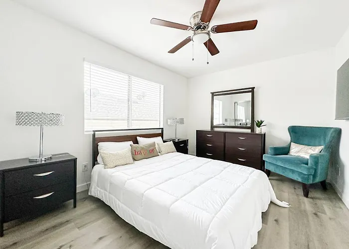 Charming 2-Br, 2-Story Retreat In Heart Of La - Br4