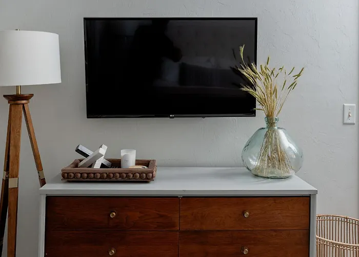 Quiet, Convenient & Modern Haven