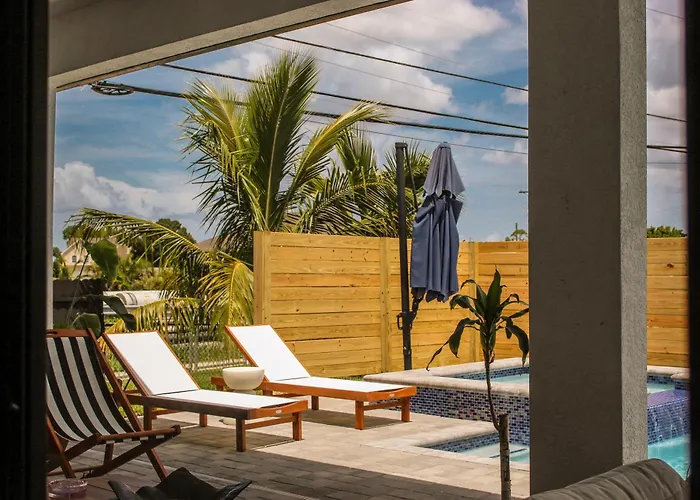 Luxurious Waterfront Home With Heated Pool And Jacuzzi