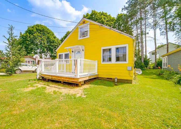 Steps To Lake + Public Boat Ramp: Edinboro Cottage