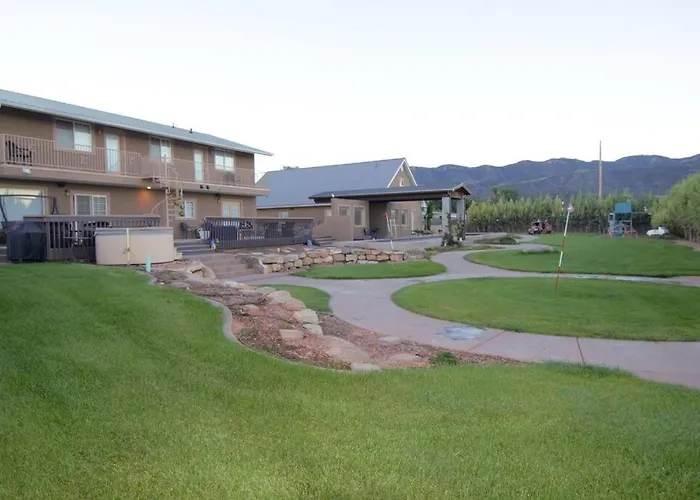 Tacit Shadow Resort Aviator Queen Suite, Gym, Coffee Bar, Hot-Tub, Free Laundry, Food Available