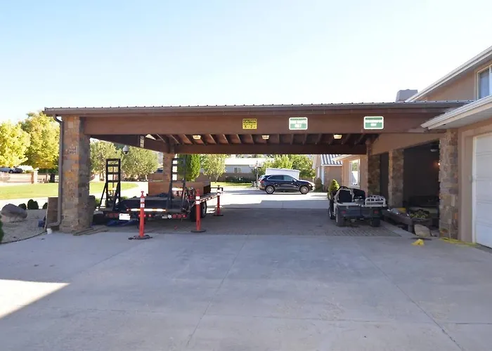 Tacit Shadow Resort Aviator Queen Suite, Gym, Coffee Bar, Hot-Tub, Free Laundry, Food Available