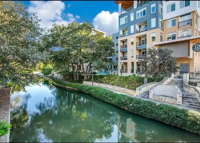 Beautiful Riverwalk Apt With Full Amenities, King Bed & Free Parking
