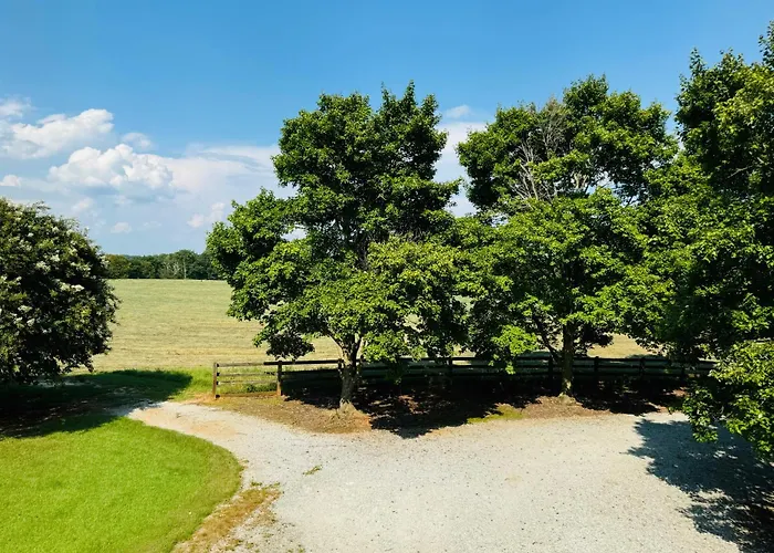 Countryside Carriage House With Pool