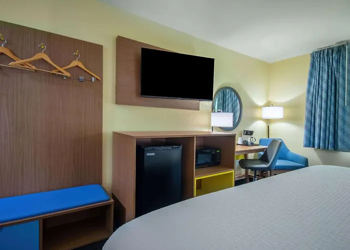 Days Inn & Suites By Wyndham Waterloo