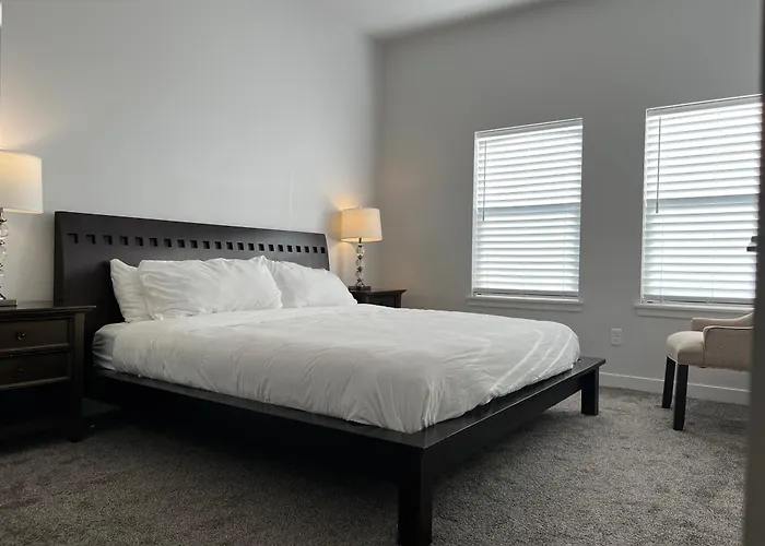 Modern Town House, 3-Bedrooms Home Private Parking