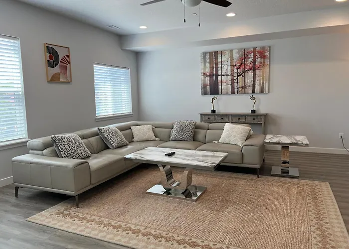 Modern Town House, 3-Bedrooms Home Private Parking