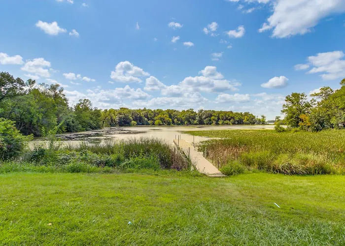 Private Lakefront Cabin W/ Hot Tub, Deck & Views