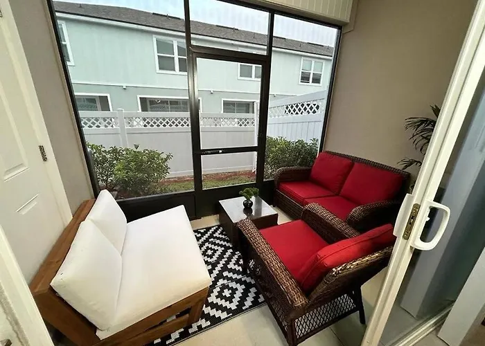 Luxurious Family-Friendly Home In Oakleaf