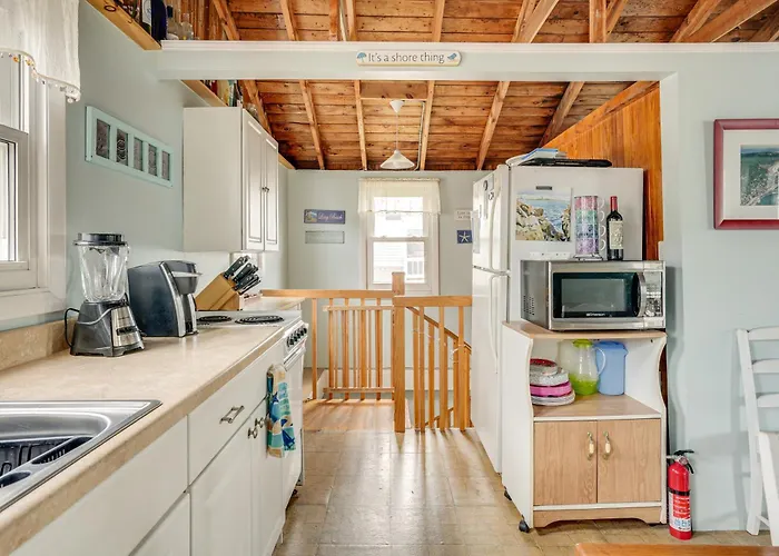 Rockport Cottage W/ Patio - Steps To Beach!
