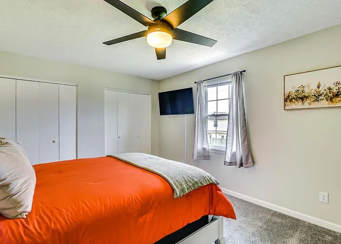 Inviting Bowling Green Escape W/ Smart Tvs!