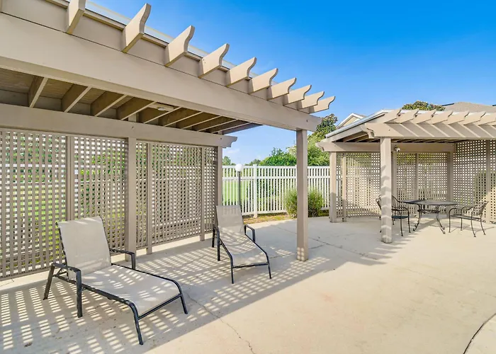 Snowbirds Welcome: Foley Condo W/ Pool Access