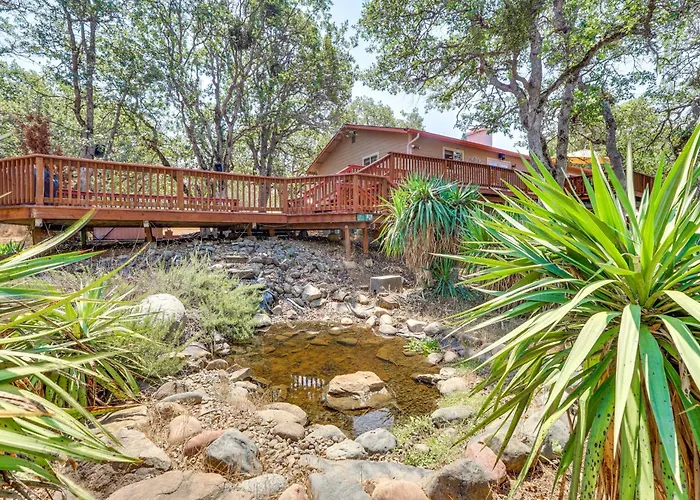 8 Mi To Jacksonville: Oregon Getaway W/ Deck!