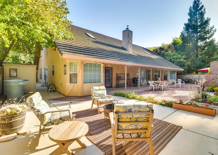 1 Mi To Applegate Park Zoo: Pet-Friendly Home