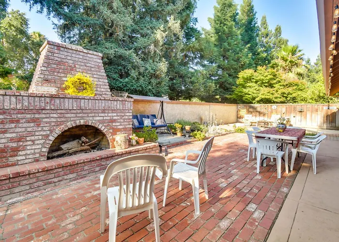 1 Mi To Applegate Park Zoo: Pet-Friendly Home