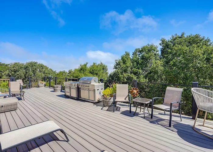 Vallejo Home W/ Spacious Deck, Hot Tub & Views