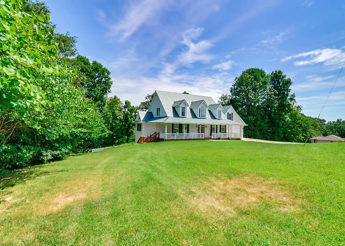 Lake Cumberland Retreat W/ Deck & Views!