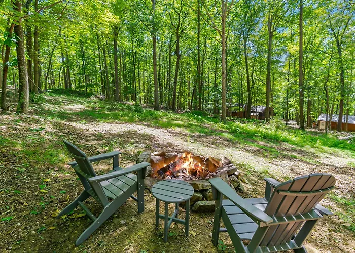 Tucked Away W Hot Tub, Fire Pit, Deck, & Wifi