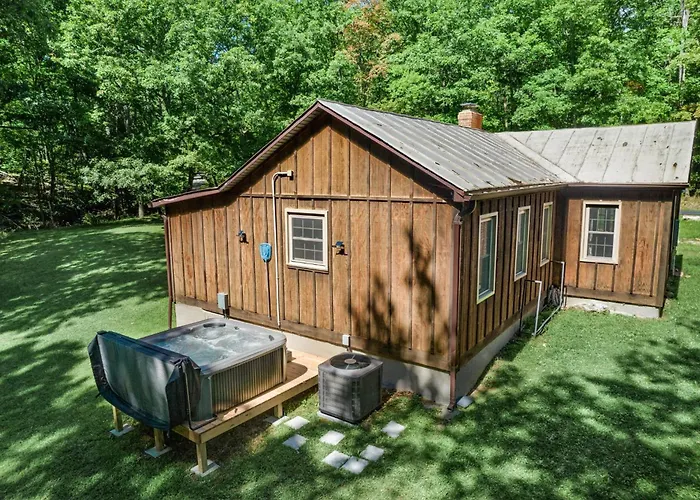 2Br Chalet W Hot Tub, Porch & Refreshing Views