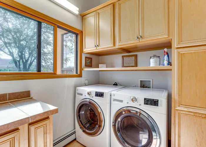 Hot Tub, Wineries, Mtn Views: Palisade Home!