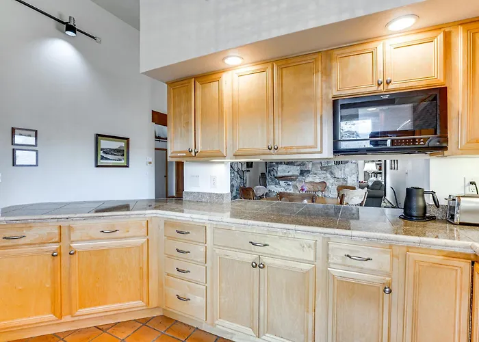Hot Tub, Wineries, Mtn Views: Palisade Home!