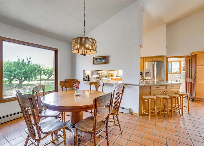 Hot Tub, Wineries, Mtn Views: Palisade Home!