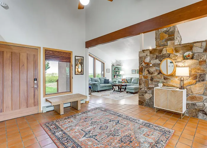 Hot Tub, Wineries, Mtn Views: Palisade Home!
