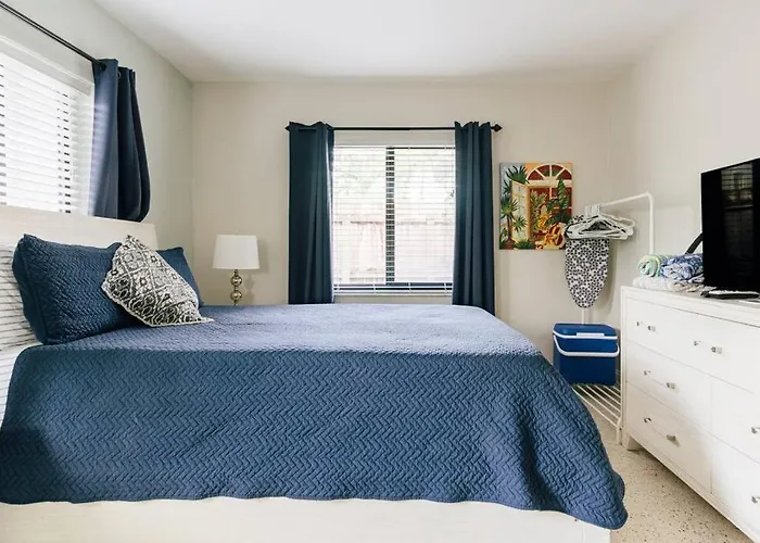 Two Blocks From Beach - Walk To The Water!