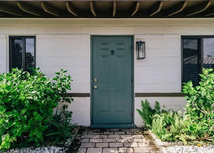 Two Blocks From Beach - Walk To The Water!