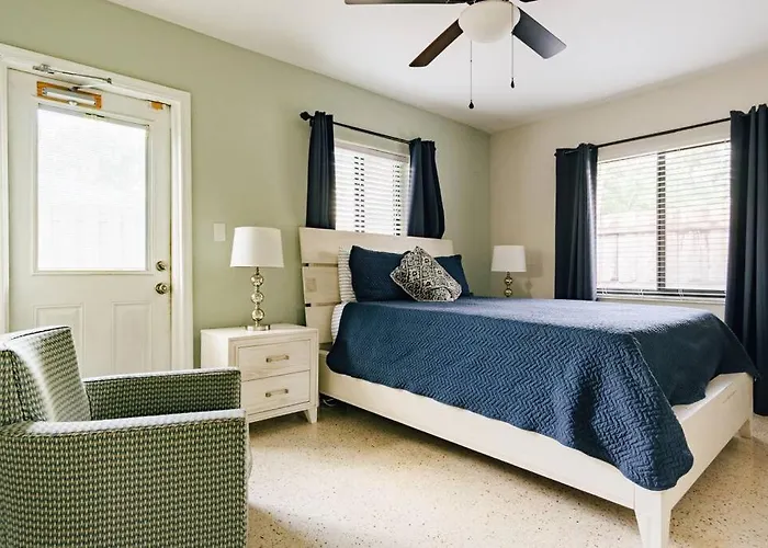 Two Blocks From Beach - Walk To The Water!