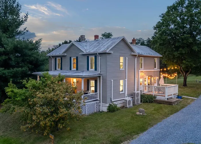 The Orchard, A Family Friendly Home- Hot Tub, Fire Pit, Yard Games