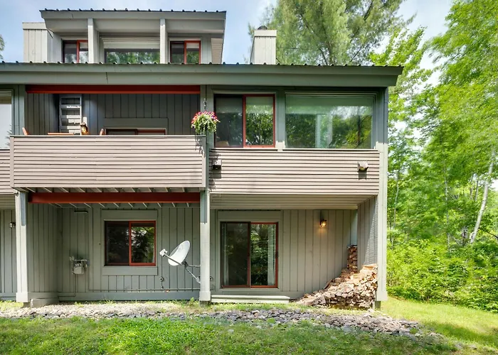 Lincoln Townhome W/ Community Pool & Club Access!