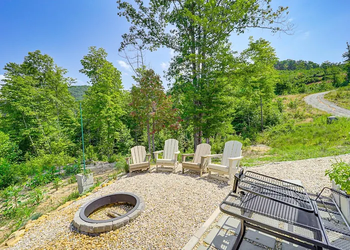 Secluded Lenoir Tiny Home W/ Private Hot Tub!