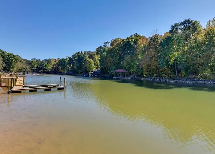 Tranquil Lakefront Carriage House With Dock