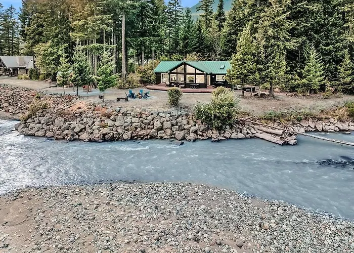 The River House- Riverfront Cabin-Hot Tub, Gazebo!