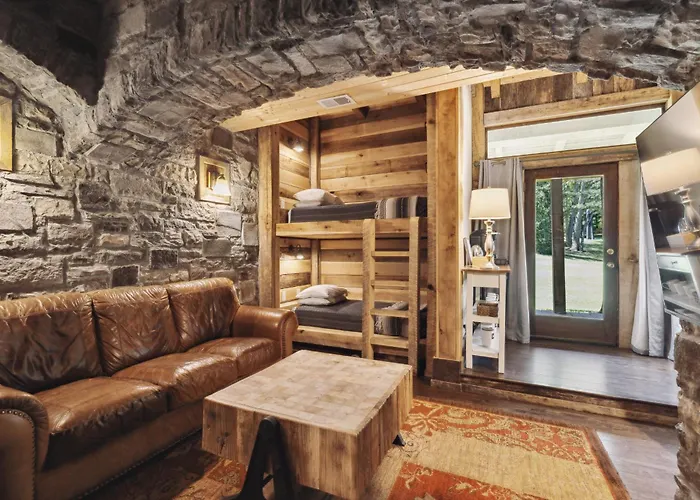 Charming Bunkhouse At Dark Horse Retreat