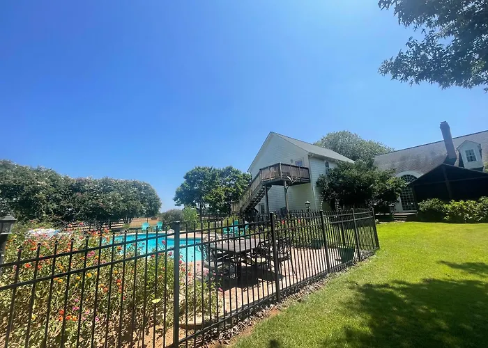Countryside Carriage House With Pool