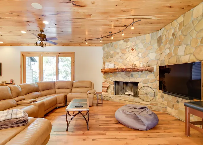 Sprawling Minnesota Home W/ On-Site Lake Access