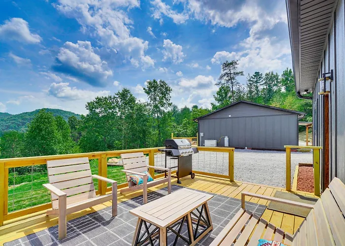 Hot Tub & Mtn Views: Pet-Friendly Englewood Cabin