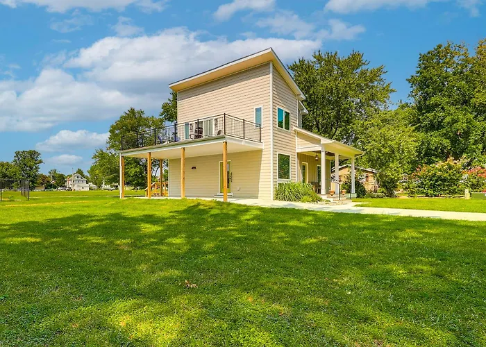 Rock Hall Retreat W/ Balcony Near Park & Marina!